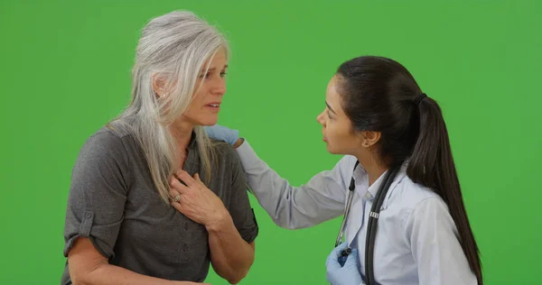 Een Emt Helpt Een Zieke Vrouw Groen Scherm — Stockfoto