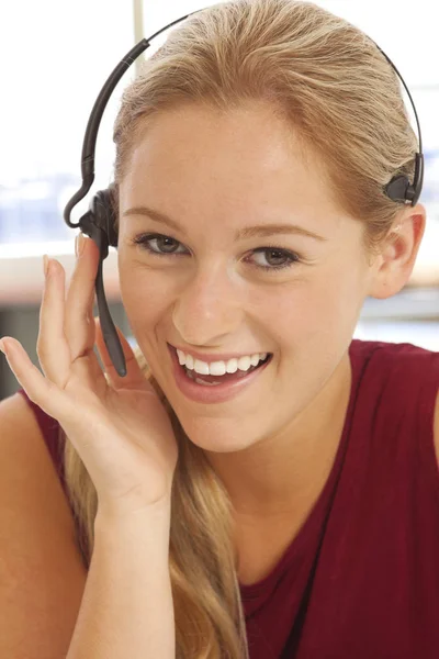 Portrait Jeune Télévendeur Souriant Intérieur Immeuble Bureaux — Photo