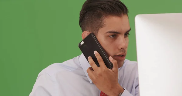 Zakenman Met Klant Praten Telefoon Het Gebruik Van Computer Groen — Stockfoto