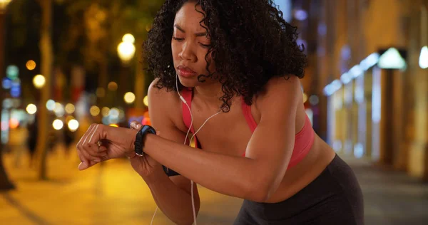 Fekete Runner Fitness Tracker Míg Futás Város Éjszakai Ellenőrzése — Stock Fotó