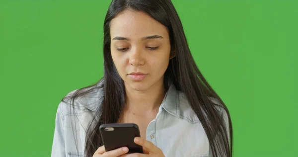 Uma Jovem Usa Seu Telefone Inteligente Para Enviar Mensagens Aos — Fotografia de Stock