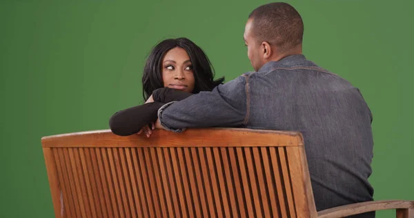 愉快的黑夫妇坐在长凳上绿色屏幕 — 图库照片