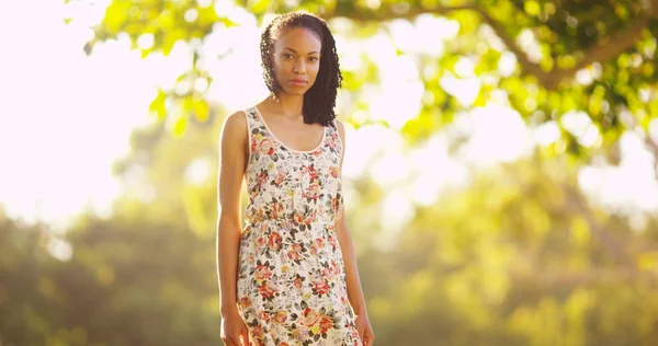 Joven Mujer Negra Pie Parque — Foto de Stock