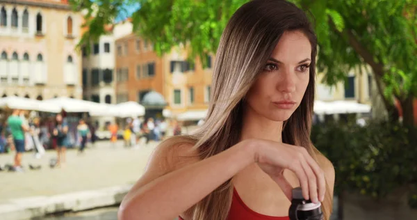 Primo Piano Della Donna Acqua Potabile Rossa Dalla Bottiglia Mentre — Foto Stock