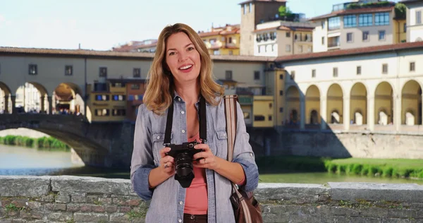 Retrato Mulher Turista Florença Usando Câmera Rio Arno Florença — Fotografia de Stock