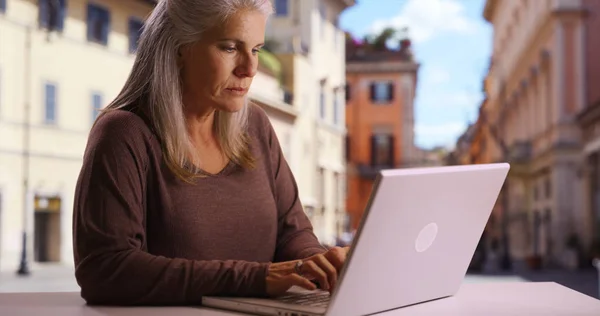 Alte Kaukasische Dame Surft Internet Auf Laptop Öffentlichen Raum Rom — Stockfoto