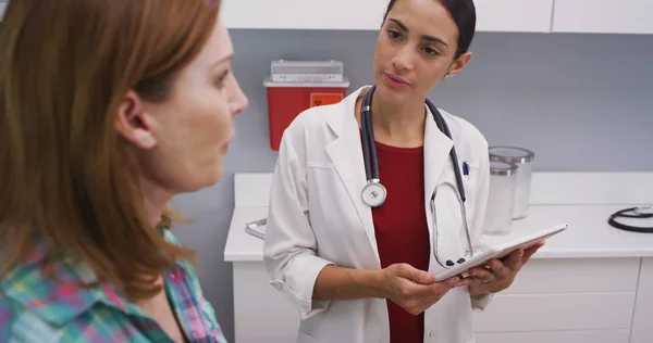 Médico Hispânico Atraente Usando Tablet Para Tomar Notas Paciente Sênior — Fotografia de Stock