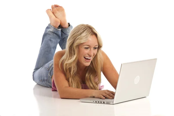 Портрет Випадкової Молодої Дівчини Джинсами Лежать Підлозі Ноутбуком — стокове фото
