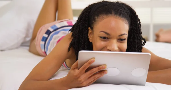 Mujer Negra Feliz Usando Tableta Cama — Foto de Stock