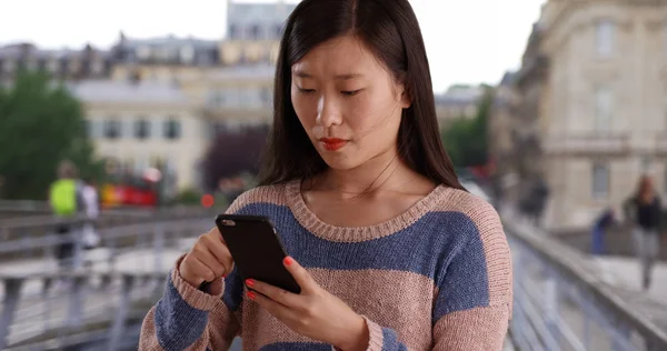 Närbild Söt Kvinna Med Hjälp Mobiltelefon Och Skicka Texter Paris — Stockfoto