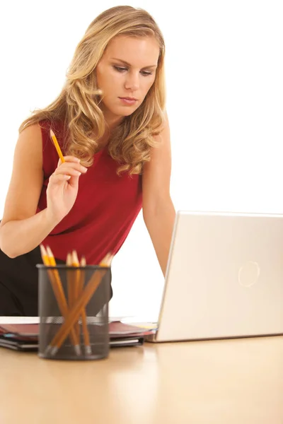 Affärskvinna Tittar Laptop Isolerad Vit Bakgrund — Stockfoto