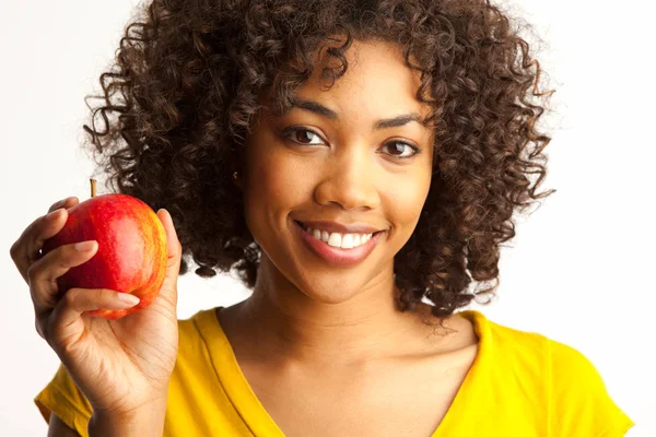 若いアフリカ女性 Smilling とリンゴを押しのクローズ アップ — ストック写真
