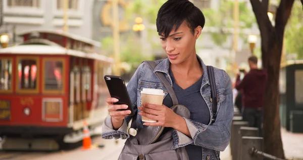 Vrouw Smartphone Uit Portemonnee Trekken Tijdens Het Wachten Voor Trolley — Stockfoto