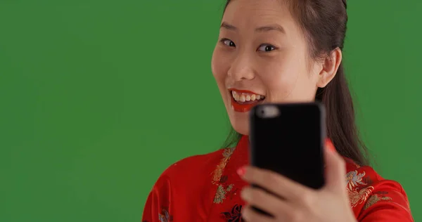 Linda Mulher Chinesa Roupa Tradicional Tirando Selfie Tela Verde — Fotografia de Stock