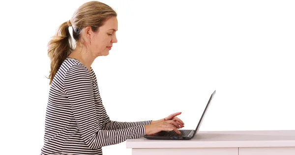 Perfil Mujer Caucásica Sentada Mesa Trabajando Laptop —  Fotos de Stock