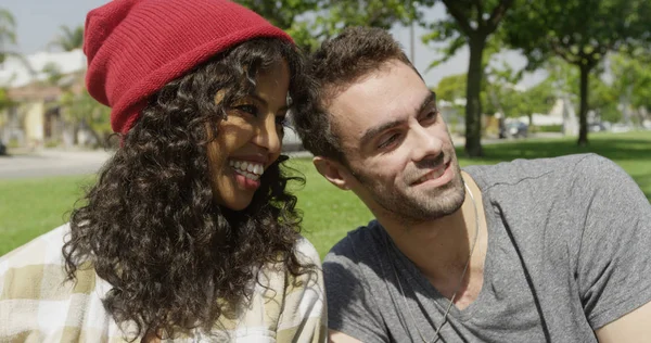 Joven Pareja Caderas Tomando Fotos Parque — Foto de Stock