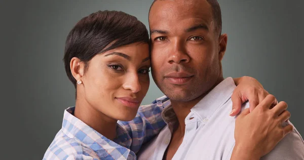 非洲裔美国人夫妇摆姿势在灰色梯度背景上的肖像 — 图库照片