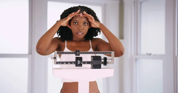Genç Siyah Kadın Kendini Ölçekte Kilo Ile Hayal Kırıklığına Ağırlığında — Stok fotoğraf