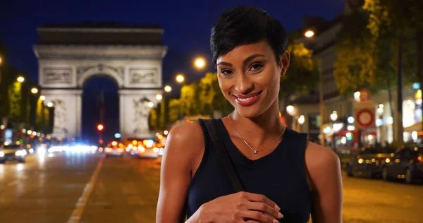 Ganska Afroamerikanska Kvinna Med Hennes Handväska Som Njuter Nattlivet Paris — Stockfoto