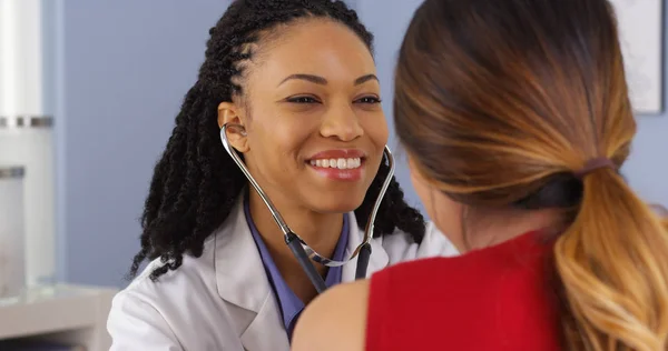 Close Médico Afro Americano Ouvindo Coração Pulmões Paciente — Fotografia de Stock