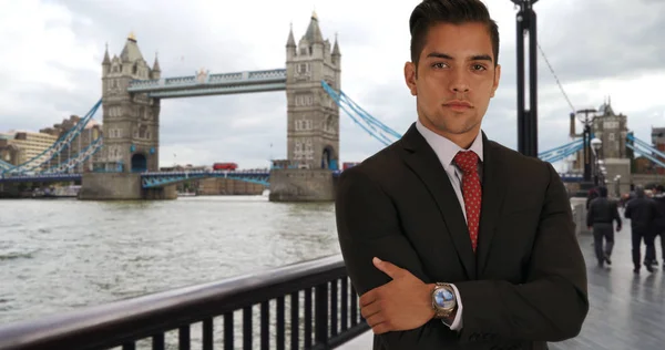 Glücklich Attraktiver Latino Geschäftsmann Lächelt Die Kamera Der Nähe Der — Stockfoto