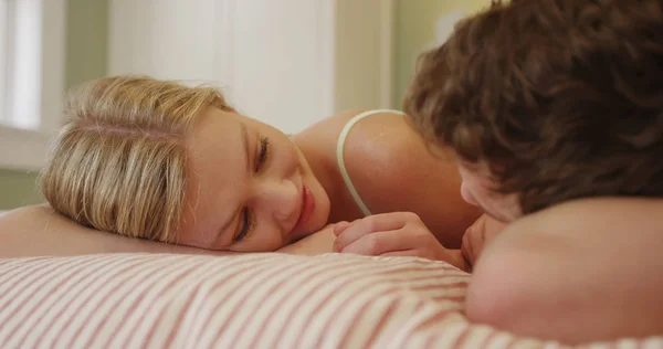 Niedliches Junges Paar Kuschelt Bett — Stockfoto