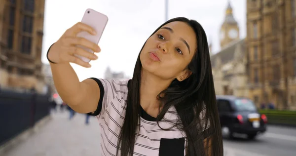 Glücklich Lächelnde Kolumbianische Frau Macht Selfies Sie Den Sozialen Medien — Stockfoto