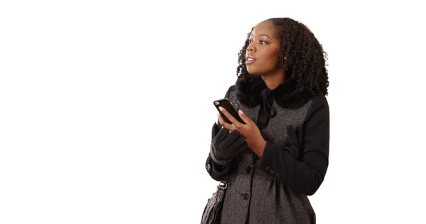 African American Woman Håller Telefonen Vit Bakgrund Med Kopia Utrymme — Stockfoto