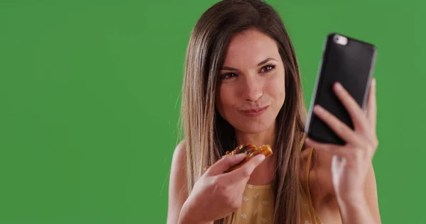Młody Tysiąclecia Biała Kobieta Biorąc Selfie Podczas Jedzenia Pizzy Zielony — Zdjęcie stockowe