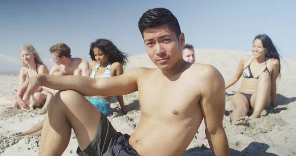 Retrato Jovem Asiático Homem Sentado Areia Com Amigos Praia Sorrindo — Fotografia de Stock