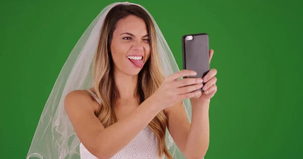 Молода Наречена Весільній Сукні Бере Смішне Селфі Телефоном Зеленому Екрані — стокове фото