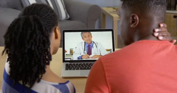 Médico Médico Falando Com Jovem Casal Negro Sobre Dor Pescoço — Fotografia de Stock