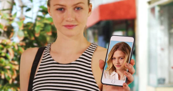 Mulher Loira Jovem Atraente Mostrando Retrato Mesma Smartphone — Fotografia de Stock