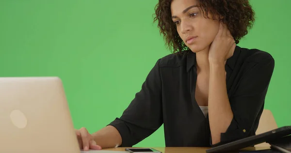 Een Jonge African American Vrouw Maakt Gebruik Van Haar Laptop — Stockfoto