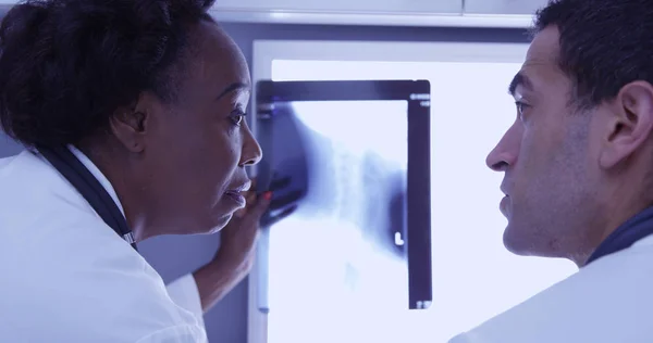 Close Médico Meia Idade Revisando Radiografia Paciente Com Radiologista Jovem — Fotografia de Stock