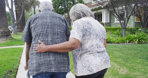Пожилая Черная Женщина Поддерживает Мужа Инвалида — стоковое фото