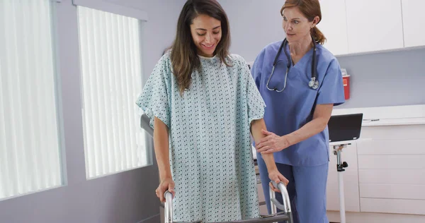 Gewonde Patiënt Met Hulp Van Verpleegkundige Met Krukken Lopen — Stockfoto