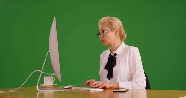 Yeşil Ekranda Bilgisayarla Gözlüklü Beyaz Kadını — Stok fotoğraf