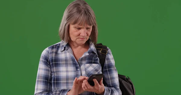 Verloren Alte Kaukasische Frau Mit Telefon Wegbeschreibungen Auf Grünem Bildschirm — Stockfoto