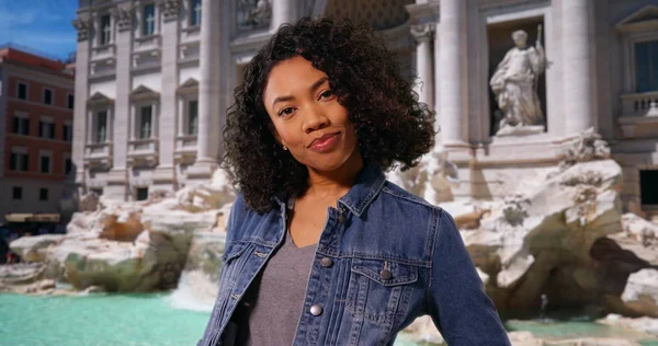 Mulher Negra Turista Férias Roma Rindo Sorrindo Por Trevi Fountain — Fotografia de Stock