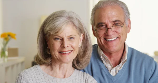 Pasangan Senior Yang Bahagia Tersenyum — Stok Foto