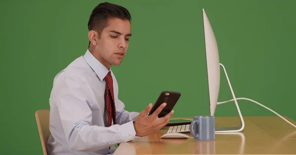 Spanischer Geschäftsmann Arbeitet Computer Der Handy Auf Grünem Bildschirm Überprüft — Stockfoto