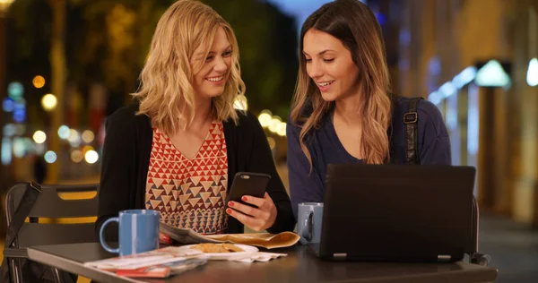 Lovely Traveling Women Sitting Using Smart Phone French Shopping District — Stock Photo, Image