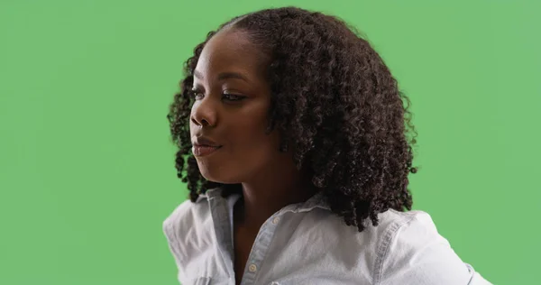 Συλλογισμένος Αφρικανική Αμερικανική Γυναίκα Που Ψάχνει Offscreen Στην Πράσινη Οθόνη — Φωτογραφία Αρχείου