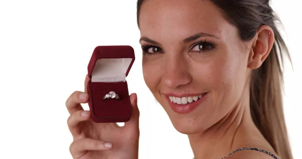 快乐的女人显示钻石戒指在首饰盒到相机在白色拷贝空间 — 图库照片
