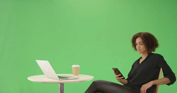 Une Jeune Femme Noire Assoit Une Table Café Sur Son — Photo