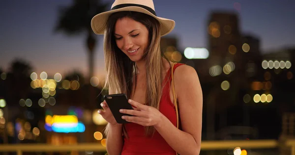 Ευτυχισμένος Χιλιετή Γυναίκα Καπέλο Και Δεξαμενή Κορυφή Χρησιμοποιώντας Τηλέφωνο App — Φωτογραφία Αρχείου