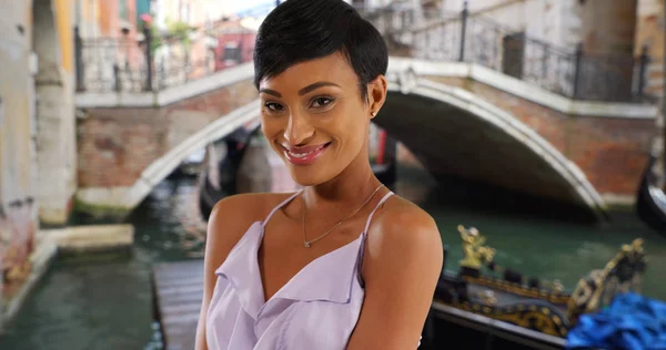 Belle Jeune Femme Noire Souriante Venise Italie Posant Robe Été — Photo