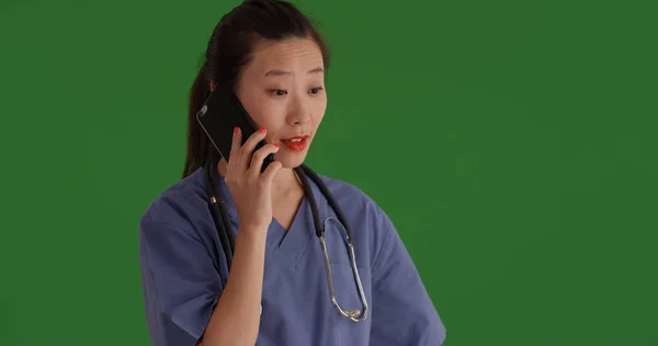 Ásia Feminino Médico Scrubs Falando Smartphone Verde Tela — Fotografia de Stock
