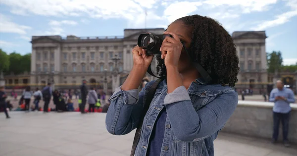 在白金汉宫外用相机拍照的兴奋游客画像 — 图库照片